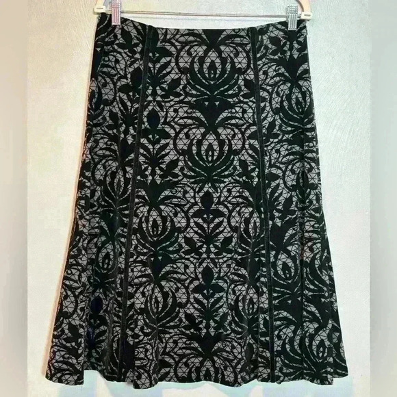 East 5th Women's Velvet Like Black A Line Skirt Floral Pattern Size 12 - Picture 1 of 3